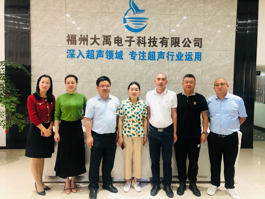 長汀縣委統戰部吳蓉部長和長汀商會蒞臨大禹電子參觀指導.jpg 長汀縣委統戰部吳蓉部長和長汀商會蒞臨大禹電子參觀指導.jpg